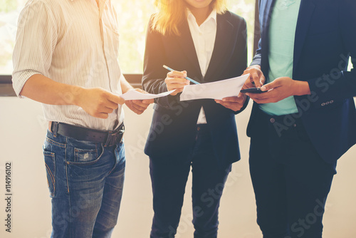 Fotografía  Business Team Conversion Talking about work after they go to con