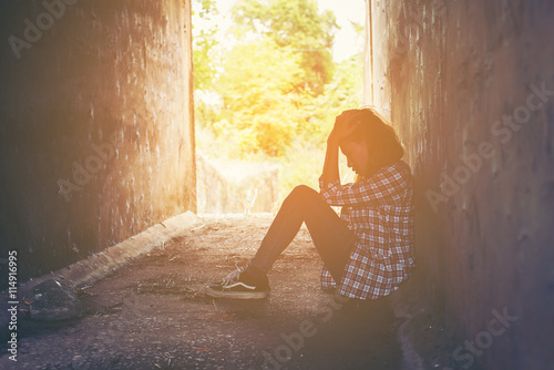 Fotografía sad woman hug her knee and cry feeling so bad,loneliness,sadness