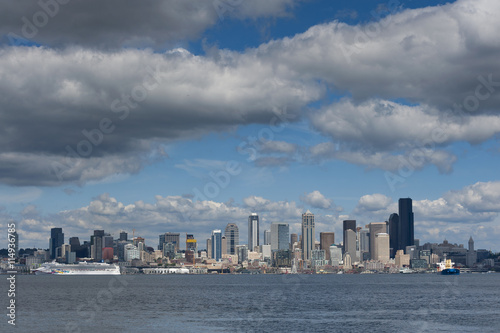 Mata magnetyczna Skyline Seattle. Widok latem na panoramę Seattle patrząc z zachodniego Seattle przez Elliott Bay. Statki wycieczkowe, promy, holowniki i frachtowce są powszechnym widokiem w tym nadmorskim mieście.