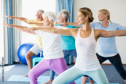 Fotografía Instructor de yoga con la realización de la tercera edad