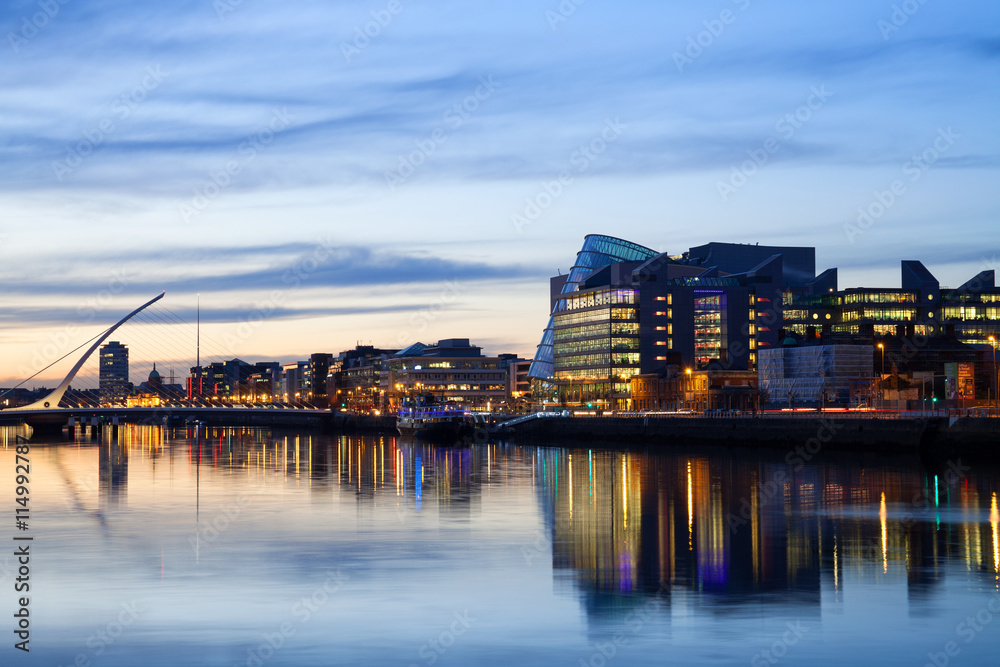 Obraz na płótnie Dublin city and river during sunset w salonie