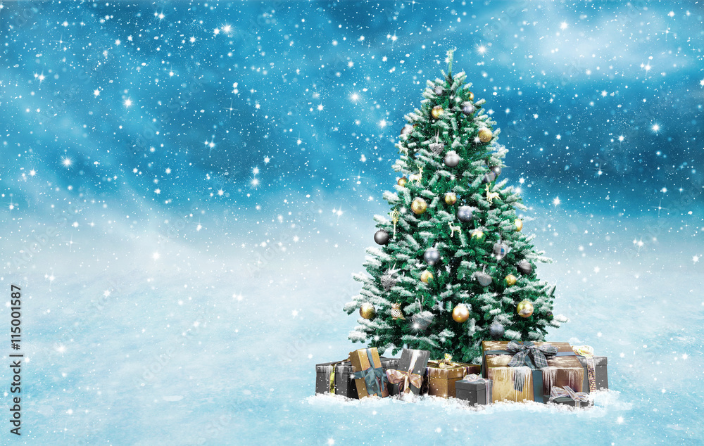 Geschmückter Weihnachtsbaum Im Schnee - Stock - GamesAgeddon