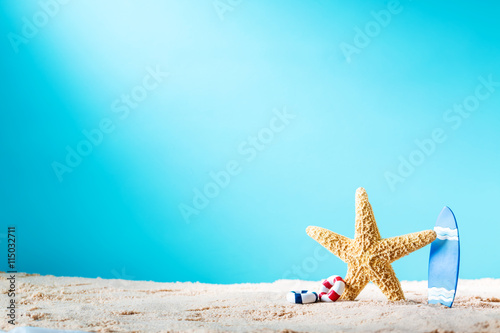 Photo Summer theme with starfish and surfboard