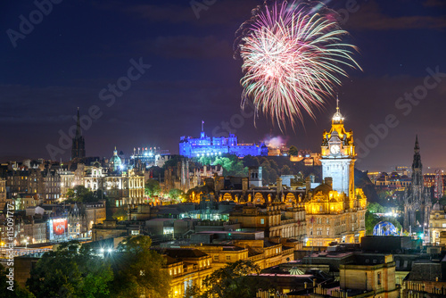Plakat Edinburgh Fringe i międzynarodowe fajerwerki festiwalowe w Szkocji