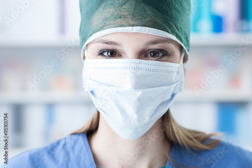 Cuadros en Lienzo Female surgeon with cap and surgical mask