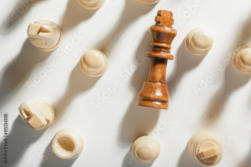 Zdjęcie XXL Szachowa gra lub szachowi kawałki na białym tle