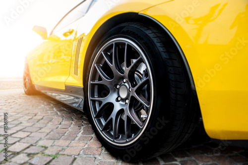 Fotomural Trasera de un coche deportivo amarillo