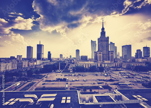 stary-styl-ziarnisty-film-warszawa-centrum-z-palac-kultury-i-nauki-i-drapacze-chmur