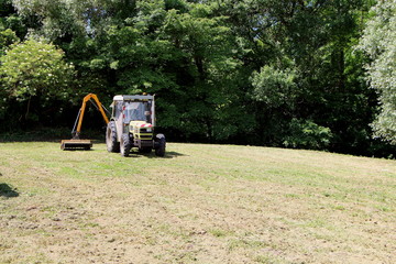 Tracteur avec débroussailleuse