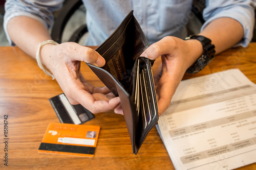 Fotografía credit card debt - holding an empty wallet.