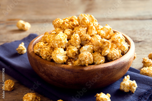 Fototapeta na szkło Domowy popcorn karmelowy