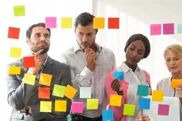 Aufkleber - Business people looking at adhesive notes