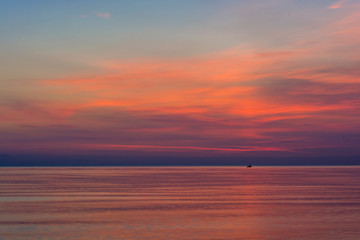 Wall Mural - pink colorfol sunrise in the sea