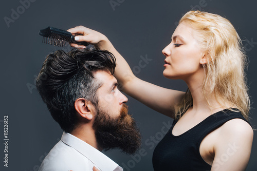 Obraz Dibond blond fryzjer czesanie brodacza
