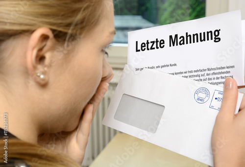 Fotografía Sombrero de Letzte Frau und ist Mahnung erhalten schockiert