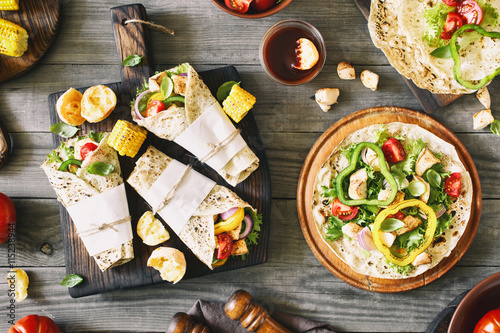Fotografía Roll tortilla with grilled chicken fillet and grilled vegetables
