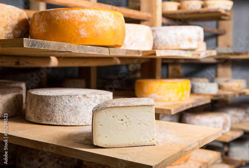 Cuadros en Lienzo Pieza de cabeza de queso de cabra grande