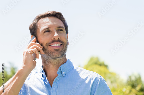 Obraz Dibond Mężczyzna rozmawia przez telefon
