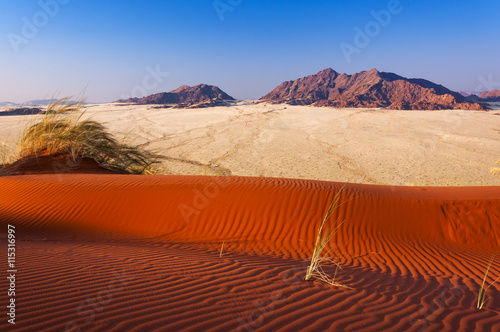 Fototapeta na szkło Szczegół czerwona diuna i góry w Namibia, Afryka