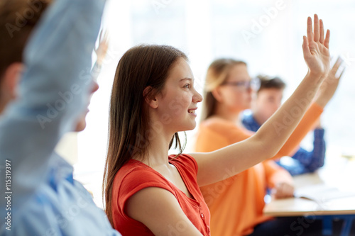 Fotografía Grupo de estudiantes con los cuadernos en la lección de la escuela