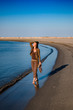 Femme sur la plage des Saintes-Maries-de-la-Mer
