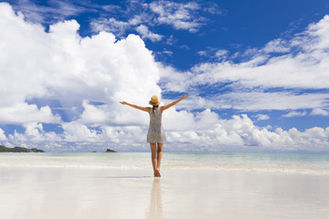 Wall Mural - enjoying the beach