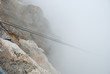 Zugspitze - najwyższy szczyt górski w Niemczech. Liny kolejki w chmurach.