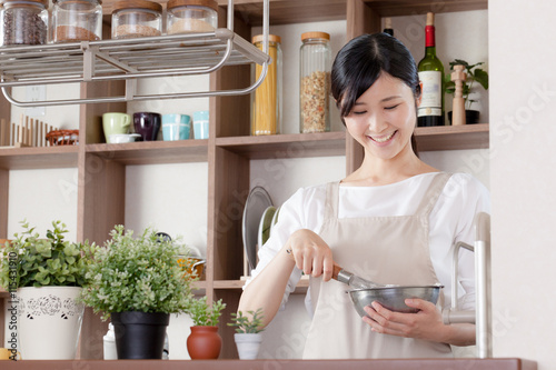 エプロンを着た女性 泡立て器 ボウル Stock 写真 Adobe Stock エプロンを着た女性 泡立て器 ボウル Stock 写真 Adobe Stock