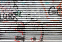 Heruntergelassener Rollladen Mit Graffitis