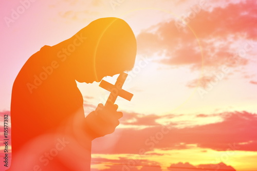 Cuadros en Lienzo Silhouette people jesus and cross at sunset