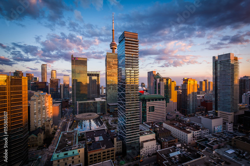 Fotografía View of modern buildings at sunset in downtown Toronto, Ontario.