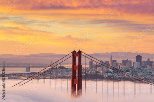 Fotografía Early morning low fog at Golden Gate Bridge