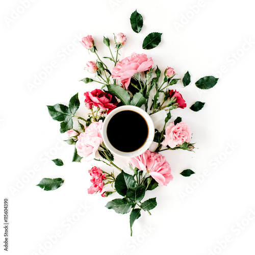 Fotografía Taza de café con rosas y flores. aplanada, vista desde arriba
