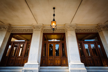 Canvas Print - The entrance doors to the Connecticut State Capitol, in Hartford