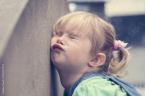 Fotografía Baby girl banging the face against a wall