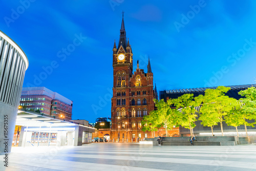 king-s-cross-station-stacja-kolejowa-w-londynie-w-dzielnicy-kings-cross-zdjecie-wykonane-wieczorem