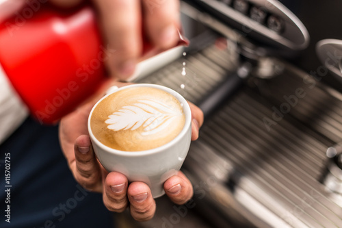 Fotografie, Obraz Detailní záběr na barista nalil mléko do umělecké cappuccino