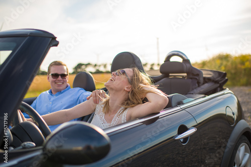 Glückliches Liebespaar Im Cabrio Mann Und Frau Fahren Im Auto Kaufen Sie Dieses Foto Und