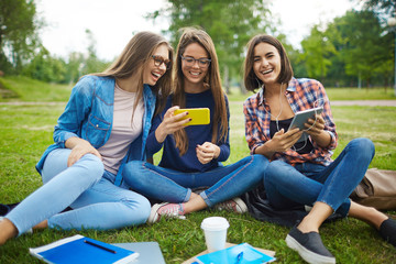 Canvas Print - Teens with gadgets