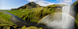 Panorama von Skogafoss mit Regenbogen