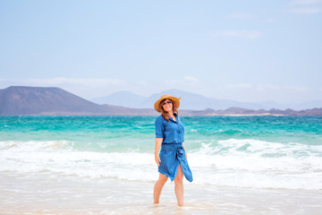 Fröhliche Frau am Paradisichen Strand