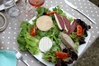 Salade périgourdine avec foie gras et magret fumé