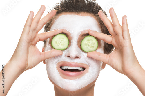 Pinturas sobre lienzo Woman with facial mask and cucumber slices in her hands