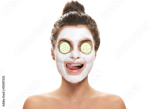 Fotografía Woman with facial mask and cucumber slices on her eyes