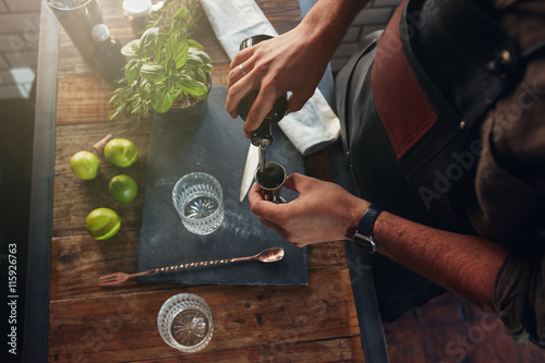 Fotomural Barman making cocktail at the counter