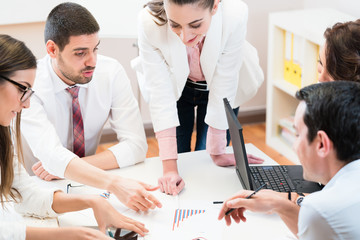 Business Frauen und Männer bei Besprechung finden Ideen in gemeinsamer Arbeit im Büro