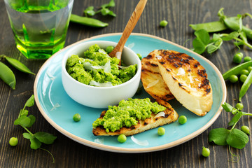 Sticker - Snack of peas and mint with toast.