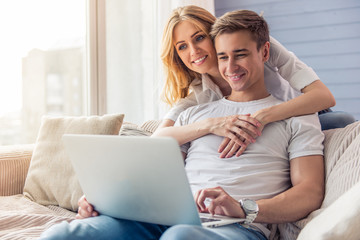 Poster - Beautiful young couple with gadget