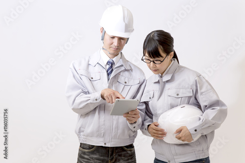 タブレットで資料を観る男女作業員 Stock 写真 Adobe Stock