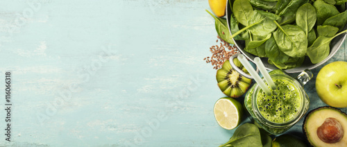 Fotomural Healthy green smoothie and ingredients on blue background